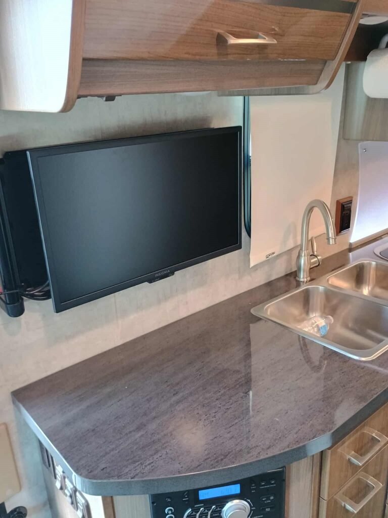 2014 Winnebago Itasca Navion 24G